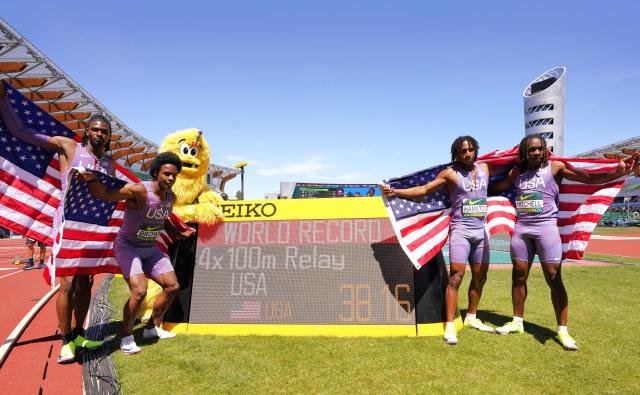(260810) -- EUGENE, Aug. 10, 2026 (Xinhua) -- Tate Taylor, Kyler Brown, Blake Hamilton and Dillon Mitchell of team the United States pose next to their World U20 record time after winning the men's 4X100m relay final at the 2026 World U20 Athletics Championships in Eugene, Oregon, the United States, Aug. 9, 2026. (Xinhua/Wu Xiaoling)