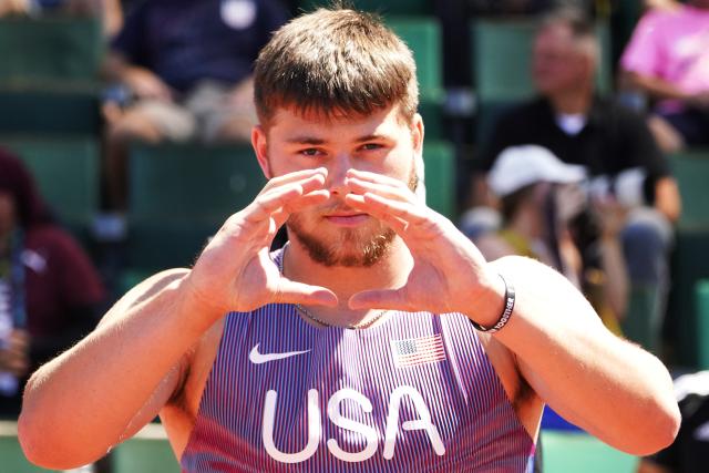(260810) -- EUGENE, Aug. 10, 2026 (Xinhua) -- Simon Rosselli of the United States gestures during the men's discus throw(1.750kg) final at the 2026 World U20 Athletics Championships in Eugene, Oregon, the United States, Aug. 9, 2026. (Xinhua/Wu Xiaoling)