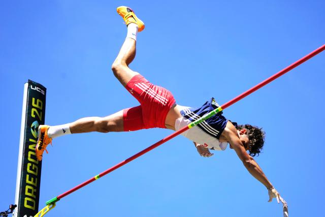 (260810) -- EUGENE, Aug. 10, 2026 (Xinhua) -- Zackaria Dia of France competes during the men's pole vault final at the 2026 World U20 Athletics Championships in Eugene, Oregon, the United States, Aug. 9, 2026. (Xinhua/Wu Xiaoling)