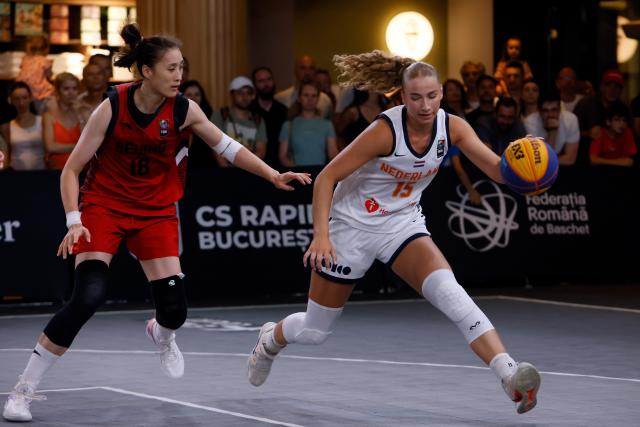 (260810) -- BUCHAREST, Aug. 10, 2026 (Xinhua) -- Beijing's Wang Xuemeng (L) vies with the Netherlands' Lotte van Kruistum during the FIBA 3X3 Women's Series Bucharest basketball semi-final match at Parklake mall in Bucharest, Romania, Aug. 9, 2026. (Photo by Cristian Cristel/Xinhua)