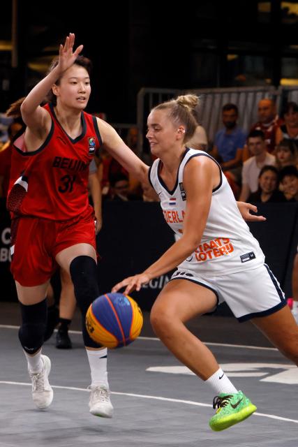 (260810) -- BUCHAREST, Aug. 10, 2026 (Xinhua) -- Beijing's Li Ruoying (L) vies with the Netherlands' Ilse Kuijt during the FIBA 3X3 Women's Series Bucharest basketball semi-final match at Parklake mall in Bucharest, Romania, Aug. 9, 2026. (Photo by Cristian Cristel/Xinhua)