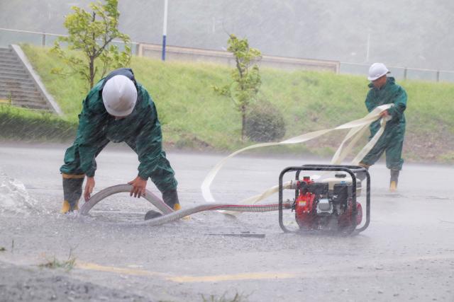(260810) -- BEIJING, Aug. 10, 2026 (Xinhua) -- People work on a waterlogged road in Taizhou, east China's Zhejiang Province, Aug. 9, 2026. Typhoon Dolphin is moving inland after making two landfalls along the coast of east China's Zhejiang Province and is expected to bring heavy precipitation to more than 10 provincial-level regions, according to China's National Meteorological Center on Monday.
   The center issued a blue typhoon warning on Monday morning, forecasting persistent heavy rainfall through Wednesday in regions including Zhejiang, Jiangsu, Henan and Hebei. Some areas are likely to experience torrential rain, thunderstorms and strong winds.
   Authorities in multiple localities have made all-out efforts in flood prevention and typhoon response. (Photo by Lin Lijun/Xinhua)