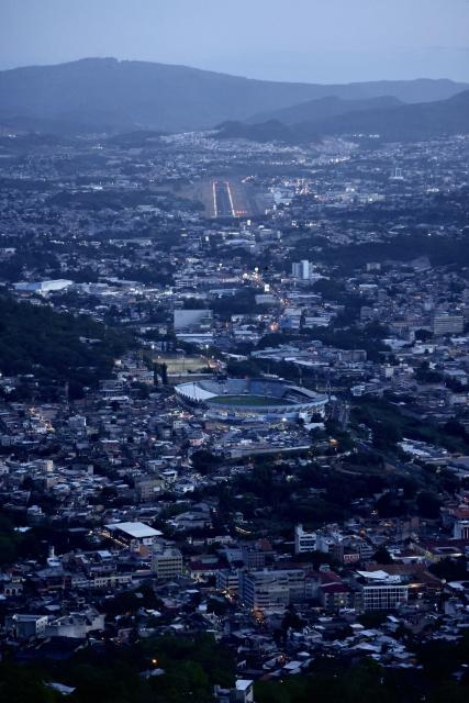 (260810) -- TEGUCIGALPA, Aug. 10, 2026 (Xinhua) -- This photo taken in the evening of Aug. 7, 2026 shows a city view seen from El Picacho Hill in Tegucigalpa, Honduras. (Xinhua/Liu Wenhui)