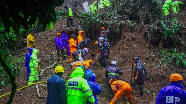 (260810) -- BAGUIO, Aug. 10, 2026 (Xinhua) -- Rescuers conduct search and rescue operations at the site of a landslide in Baguio City, the Philippines, Aug. 10, 2026.
  Four people were killed and six others missing after a landslide buried three houses in Baguio City in northern Philippines, local media reported on Monday.
  The landslide struck at around 7 p.m. local time Sunday in Riverside, Barangay Guisad Surong, Baguio City, burying 13 people. As of Monday morning, seven had been pulled from the debris, according to the police. (Baguio Public Information Office/Handout via Xinhua)