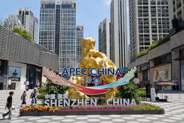 (260810) -- SHENZHEN, Aug. 10, 2026 (Xinhua) -- A themed installation is pictured at a business district in Shenzhen, south China's Guangdong Province, Aug. 10, 2026. With themed bulletin boards, outdoor posts, decorations and installations, Shenzhen marked on Monday the 100-day countdown to the 33rd Asia-Pacific Economic Cooperation (APEC) Economic Leaders' Meeting. (Xinhua/Liang Xu)
