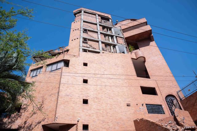 (260810) -- CALI, Aug. 10, 2026 (Xinhua) -- Photo taken on Aug. 10, 2026 shows a damaged building after an earthquake in Cali, Colombia. Colombia declared a state of national disaster on Monday after a magnitude 7.4 earthquake struck the country's west earlier in the day and killed more than 70 people nationwide. (Str/Xinhua)