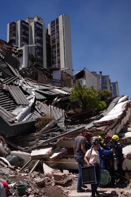 (260810) -- MANIZALES, Aug. 10, 2026 (Xinhua) -- Rescuers work at a collapsed building after an earthquake in the city of Manizales, Colombia, Aug. 10, 2026. The death toll from a magnitude 7.4 earthquake that struck western Colombia on Monday has risen to 111 nationwide, with 87 others injured, Colombian President Abelardo de la Espriella said in Bogota. (COLPRENSA/Handout via Xinhua)