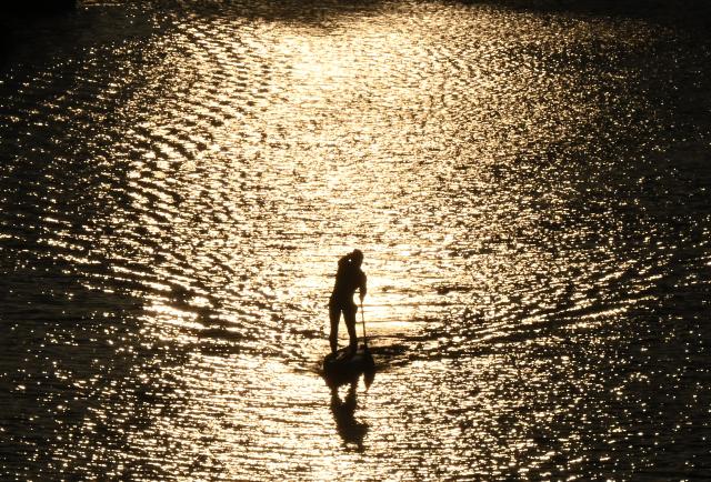 (260810) -- ROME, Aug. 10, 2026 (Xinhua) -- A man enjoys paddleboarding on a lake during sunset in Rome, Italy, Aug. 10, 2026. (Photo by Alberto Lingria/Xinhua)