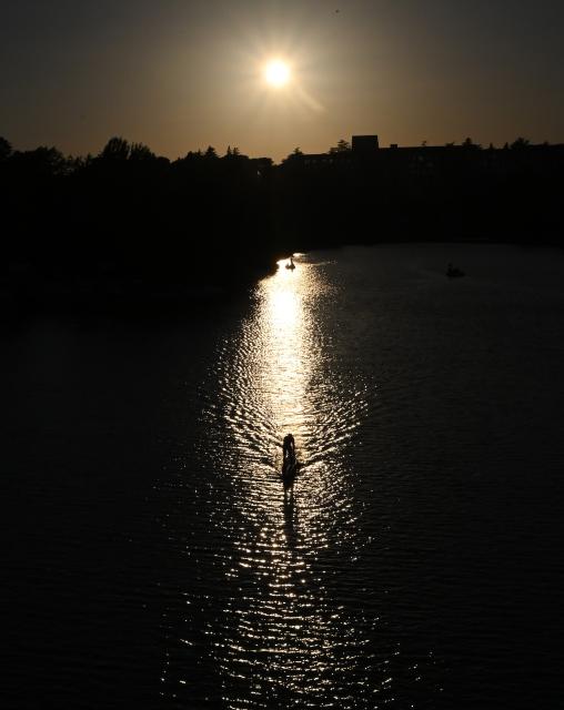 (260810) -- ROME, Aug. 10, 2026 (Xinhua) -- A man enjoys paddleboarding on a lake during sunset in Rome, Italy, Aug. 10, 2026. (Photo by Alberto Lingria/Xinhua)