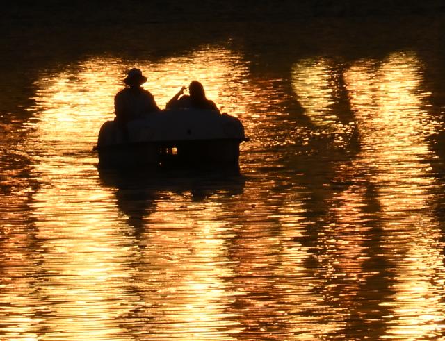 (260810) -- ROME, Aug. 10, 2026 (Xinhua) -- People take a pedal boat on a lake during sunset in Rome, Italy, Aug. 10, 2026. (Photo by Alberto Lingria/Xinhua)