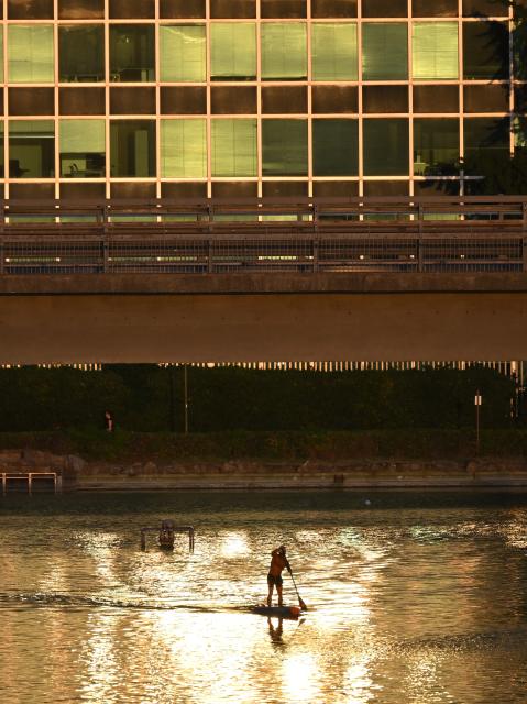 (260810) -- ROME, Aug. 10, 2026 (Xinhua) -- A man enjoys paddleboarding on a lake during sunset in Rome, Italy, Aug. 10, 2026. (Photo by Alberto Lingria/Xinhua)