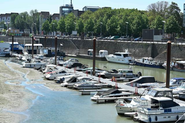 (260810) -- COLOGNE, Aug. 10, 2026 (Xinhua) -- Parked ships are seen at the bank of the Rhine River in Cologne, Germany, Aug. 10, 2026. Persistent drought has caused water levels to fall along several sections of the Rhine River in Germany. (Photo by Ulrich Hufnagel/Xinhua)