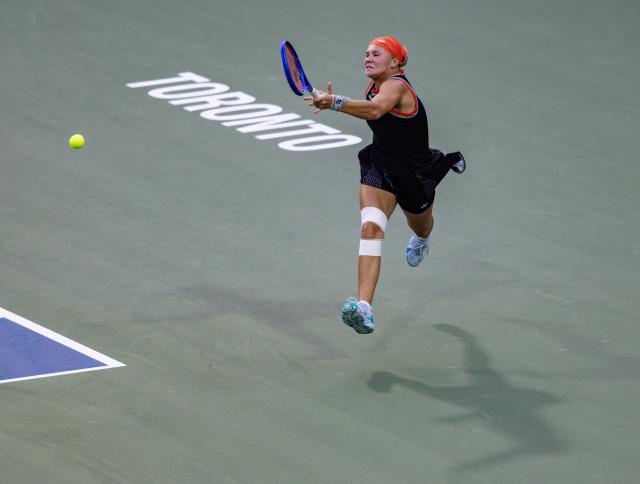 (260811) -- TORONTO, Aug. 11, 2026 (Xinhua) -- Diana Shnaider of Russia returns the ball during the women's singles quarterfinal match between Diana Shnaider of Russia and Iga Swiatek of Poland at the 2026 National Bank Open tennis tournament in Toronto, Canada, on Aug. 10, 2026. (Photo by Zou Zheng/Xinhua)