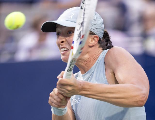 (260811) -- TORONTO, Aug. 11, 2026 (Xinhua) -- Iga Swiatek of Poland returns the ball during the women's singles quarterfinal match between Diana Shnaider of Russia and Iga Swiatek of Poland at the 2026 National Bank Open tennis tournament in Toronto, Canada, on Aug. 10, 2026. (Photo by Zou Zheng/Xinhua)