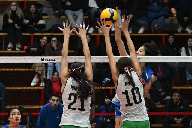 (260811) -- SAN FELIPE, Aug. 11, 2026 (Xinhua) -- Ren Sichen (Top) of China spikes the ball during the Pool B Preliminary Phase match between China and Mexico at the FIVB Volleyball Girls' U17 World Championship in San Felipe, Chile, Aug. 10, 2026. (Photo by Jorge Villegas/Xinhua)