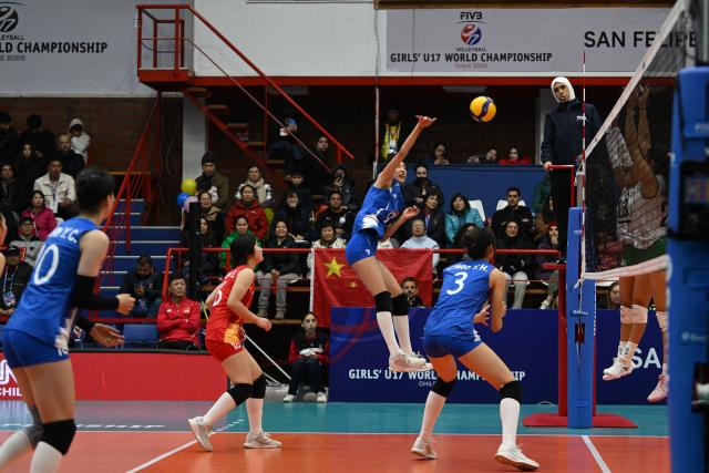 (260811) -- SAN FELIPE, Aug. 11, 2026 (Xinhua) -- Ren Sichen (Top) of China spikes the ball during the Pool B Preliminary Phase match between China and Mexico at the FIVB Volleyball Girls' U17 World Championship in San Felipe, Chile, Aug. 10, 2026. (Photo by Jorge Villegas/Xinhua)