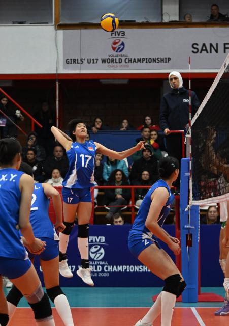 (260811) -- SAN FELIPE, Aug. 11, 2026 (Xinhua) -- Niu Sidi (Top) of China spikes the ball during the Pool B Preliminary Phase match between China and Mexico at the FIVB Volleyball Girls' U17 World Championship in San Felipe, Chile, Aug. 10, 2026. (Photo by Jorge Villegas/Xinhua)