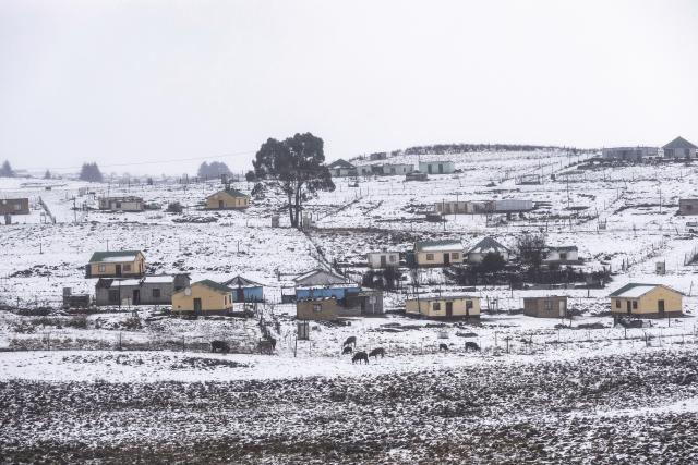 (260811) -- UNDERBERG, Aug. 11, 2026 (Xinhua) -- This photo taken on Aug. 11, 2026 shows a view of the snow scenery in Underberg, South Africa. (Photo by James Blackmore/Xinhua)