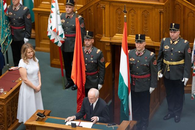 (260811) -- BUDAPEST, Aug. 11, 2026 (Xinhua) -- Andras Baka (front), Hungary's newly elected president, signs the inauguration document at the parliament in Budapest, Hungary, Aug. 11, 2026. Hungary's parliament on Tuesday elected former Supreme Court chief Andras Baka as the country's new president. (Photo by Peter Zsolnai/Xinhua)