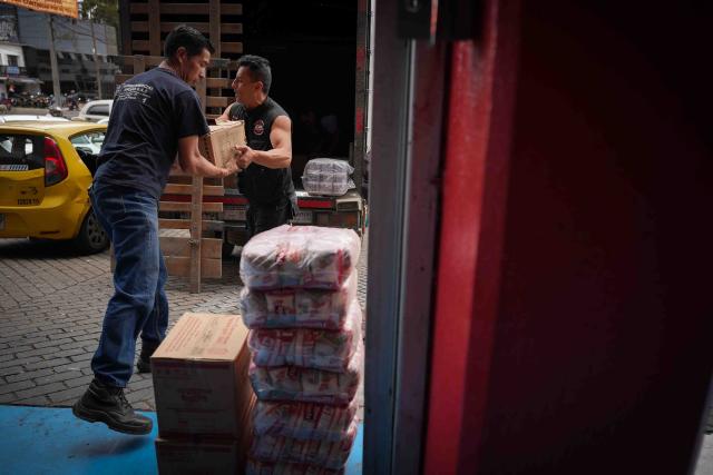 (260811) -- BOGOTA, Aug. 11, 2026 (Xinhua) -- Workers unload donated food and relief supplies following Monday's 7.4-magnitude earthquake in Bogota, Colombia, on Aug. 11, 2026. (Photo by Andres Moreno/Xinhua)