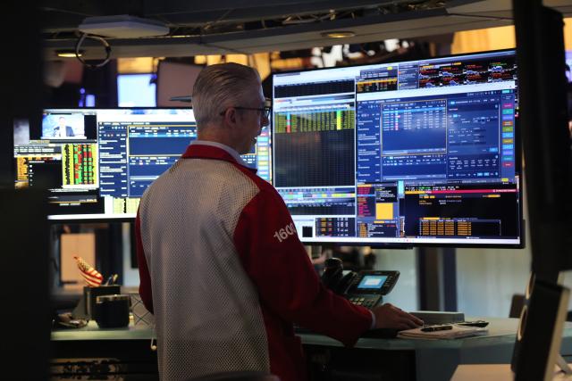 (260811) -- NEW YORK, Aug. 11, 2026 (Xinhua) -- A trader works on the trading floor of the New York Stock Exchange in New York, the United States, on Aug. 11, 2026. U.S. stocks ended lower on Tuesday. (Xinhua/Liu Yanan)