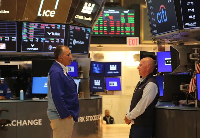 (260811) -- NEW YORK, Aug. 11, 2026 (Xinhua) -- Traders work on the trading floor of the New York Stock Exchange in New York, the United States, on Aug. 11, 2026. U.S. stocks ended lower on Tuesday. (Xinhua/Liu Yanan)