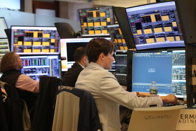 (260811) -- NEW YORK, Aug. 11, 2026 (Xinhua) -- Traders work on the trading floor of the New York Stock Exchange in New York, the United States, on Aug. 11, 2026. U.S. stocks ended lower on Tuesday. (Xinhua/Liu Yanan)