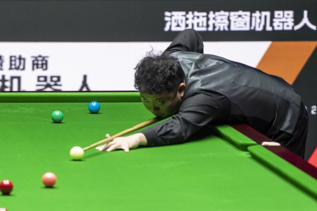 (260812) -- TAIYUAN, Aug. 12, 2026 (Xinhua) -- Zhang Anda of China competes during the round 1 match between Zhao Xintong of China and Zhang Anda of China at China Open 2026 snooker tournament in Taiyuan, north China's Shanxi Province, Aug. 11, 2026. (Xinhua/Cao Yang)