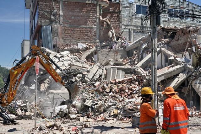 (260812) -- CALI, Aug. 12, 2026 (Xinhua) -- Rescuers are seen near the ruins of buildings damaged in an earthquake in Cali, Colombia, Aug. 11, 2026. The death toll from Monday's 7.4-magnitude earthquake in western Colombia has risen to 188, with 1,677 others injured, the Colombian Association of Capital Cities, or Asocapitales, said Tuesday.
    Asocapitales said it has launched a system to report and search for missing persons as rescue and damage assessment work continues. (COLPRENSA/Handout via Xinhua)