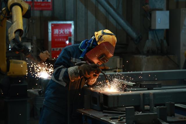 (260812) -- GUANGZHOU, Aug. 12, 2026 (Xinhua) -- A worker welds structural joints at a workshop of Foshan Meizong Buildings Technology Co., Ltd. in Foshan, south China's Guangdong Province, June 9, 2026.
  TO GO WITH "Economic Watch: China's factory-built buildings find growing markets overseas" (Xinhua/Huang Guobao)