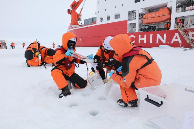 (260812) -- XUELONG 2, Aug. 12, 2026 (Xinhua) -- Members of China's 16th Arctic Ocean scientific expedition team work on the ice surface of the Arctic Ocean on Aug. 9, 2026.
  China's research icebreaker Xuelong 2 will carry out more than 20 operations at seven ice stations, including deploying ice-based buoys, collecting ice cores and conducting remote sensing observations of sea ice, to obtain scientific data for research into changes in Arctic sea ice and the evolution of its ecosystems. (Xinhua/Wen Jinghua)