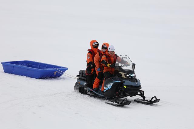 (260812) -- XUELONG 2, Aug. 12, 2026 (Xinhua) -- Members of China's 16th Arctic Ocean scientific expedition team travel to the designated operation area by snowmobile on the ice surface of the Arctic Ocean on Aug. 10, 2026.
  China's research icebreaker Xuelong 2 will carry out more than 20 operations at seven ice stations, including deploying ice-based buoys, collecting ice cores and conducting remote sensing observations of sea ice, to obtain scientific data for research into changes in Arctic sea ice and the evolution of its ecosystems. (Xinhua/Wen Jinghua)