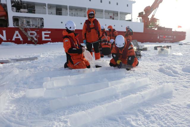 (260812) -- XUELONG 2, Aug. 12, 2026 (Xinhua) -- Members of China's 16th Arctic Ocean scientific expedition team collect ice core samples on the ice surface of the Arctic Ocean on Aug. 9, 2026.
  China's research icebreaker Xuelong 2 will carry out more than 20 operations at seven ice stations, including deploying ice-based buoys, collecting ice cores and conducting remote sensing observations of sea ice, to obtain scientific data for research into changes in Arctic sea ice and the evolution of its ecosystems. (Xinhua/Wen Jinghua)