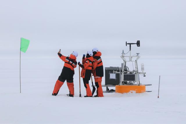 (260812) -- XUELONG 2, Aug. 12, 2026 (Xinhua) -- Members of China's 16th Arctic Ocean scientific expedition team take selfies on the ice surface of the Arctic Ocean on Aug. 10, 2026.
  China's research icebreaker Xuelong 2 will carry out more than 20 operations at seven ice stations, including deploying ice-based buoys, collecting ice cores and conducting remote sensing observations of sea ice, to obtain scientific data for research into changes in Arctic sea ice and the evolution of its ecosystems. (Xinhua/Wen Jinghua)