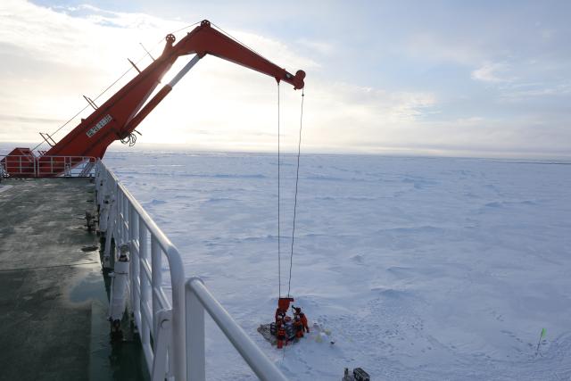 (260812) -- XUELONG 2, Aug. 12, 2026 (Xinhua) -- Members of China's 16th Arctic Ocean scientific expedition team work on the ice surface of the Arctic Ocean on Aug. 9, 2026.
  China's research icebreaker Xuelong 2 will carry out more than 20 operations at seven ice stations, including deploying ice-based buoys, collecting ice cores and conducting remote sensing observations of sea ice, to obtain scientific data for research into changes in Arctic sea ice and the evolution of its ecosystems. (Xinhua/Wen Jinghua)