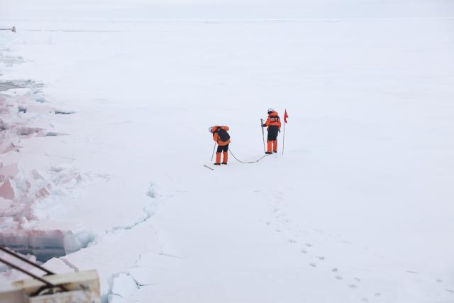 (260812) -- XUELONG 2, Aug. 12, 2026 (Xinhua) -- Members of China's 16th Arctic Ocean scientific expedition team work on the ice surface of the Arctic Ocean on Aug. 9, 2026.
  China's research icebreaker Xuelong 2 will carry out more than 20 operations at seven ice stations, including deploying ice-based buoys, collecting ice cores and conducting remote sensing observations of sea ice, to obtain scientific data for research into changes in Arctic sea ice and the evolution of its ecosystems. (Xinhua/Wen Jinghua)