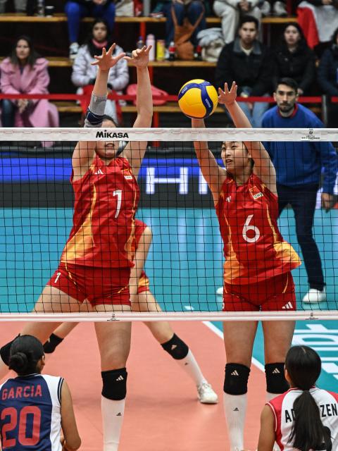 (260812) -- SAN FELIPE, Aug. 12, 2026 (Xinhua) -- Chen Xinyi (L) and Chen Ruihan (R) of China block the ball during the Pool B preliminary phase match between China and Peru at the FIVB Volleyball Girls' U17 World Championship in San Felipe, Chile, Aug. 11, 2026. (Photo by Jorge Villegas/Xinhua)