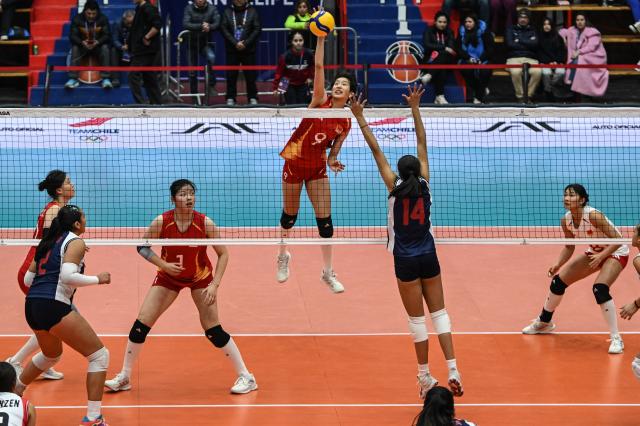 (260812) -- SAN FELIPE, Aug. 12, 2026 (Xinhua) -- Ren Sichen (top) of China spikes the ball during the Pool B preliminary phase match between China and Peru at the FIVB Volleyball Girls' U17 World Championship in San Felipe, Chile, Aug. 11, 2026. (Photo by Jorge Villegas/Xinhua)