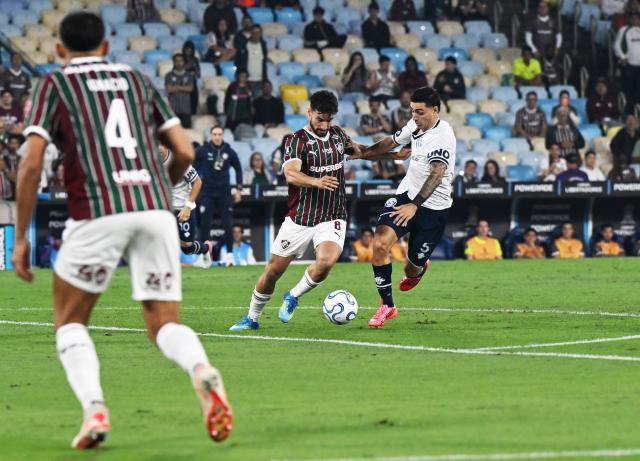 (260812) -- RIO DE JANEIRO, Aug. 12, 2026 (Xinhua) -- Matheus Martinelli (2nd R) of Fluminense and Tomas Bottari of Independiente Rivadavia vie for the ball during the first leg of the Copa Libertadores round of 16 football match between Brazil's Fluminense and Argentina's Independiente Rivadavia at the Maracana stadium in Rio de Janeiro, Brazil, on Aug. 11, 2026. (Xinhua/Jin Haoyuan)