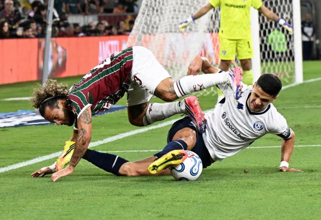(260812) -- RIO DE JANEIRO, Aug. 12, 2026 (Xinhua) -- Guga (L) of Fluminense and Alex Arce of Independiente Rivadavia fall down during the first leg of the Copa Libertadores round of 16 football match between Brazil's Fluminense and Argentina's Independiente Rivadavia at the Maracana stadium in Rio de Janeiro, Brazil, on Aug. 11, 2026. (Xinhua/Jin Haoyuan)