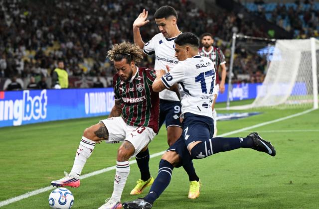 (260812) -- RIO DE JANEIRO, Aug. 12, 2026 (Xinhua) -- Guga (L) of Fluminense and Maximiliano Salas (R) of Independiente Rivadavia vie for the ball during the first leg of the Copa Libertadores round of 16 football match between Brazil's Fluminense and Argentina's Independiente Rivadavia at the Maracana stadium in Rio de Janeiro, Brazil, on Aug. 11, 2026. (Xinhua/Jin Haoyuan)