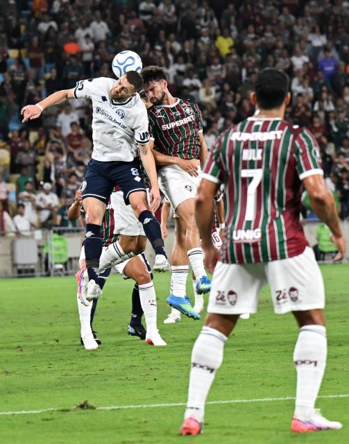 (260812) -- RIO DE JANEIRO, Aug. 12, 2026 (Xinhua) -- Leonel Bucca (top L) of Independiente Rivadavia and Matheus Martinelli vie for the ball during the first leg of the Copa Libertadores round of 16 football match between Brazil's Fluminense and Argentina's Independiente Rivadavia at the Maracana stadium in Rio de Janeiro, Brazil, on Aug. 11, 2026. (Xinhua/Jin Haoyuan)