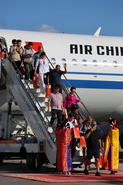 (260812) -- ULAN BATOR, Aug. 12, 2026 (Xinhua) -- Passengers are greeted by etiquette staff dressed in traditional Mongolian costumes as they step out of the cabin at the new Ulan Bator airport in Mongolia, Aug. 12, 2026. China's homegrown C919 large passenger aircraft landed safely at the new Ulan Bator airport in Mongolia on Wednesday afternoon after departing from Beijing Capital International Airport, marking the completion of the aircraft's first scheduled international commercial passenger flight.
   This is the first international route opened after the C919 entered commercial operation, marking the official transition of China's domestically developed mainline passenger aircraft into a new phase of regular international operations. (Xinhua/Bolortsetseg)