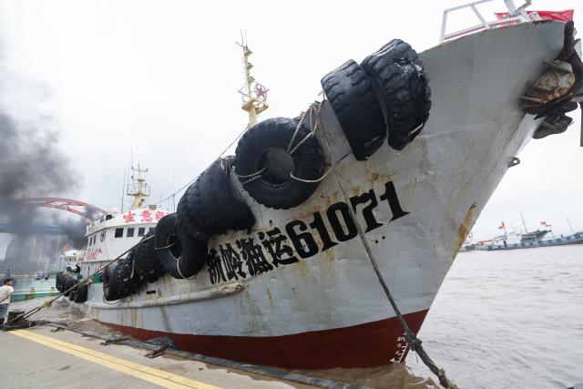(260812) -- ZHOUSHAN, Aug. 12, 2026 (Xinhua) -- A vessel loaded with swimming crabs anchors at a fishing port of an aquatic products market in Zhoushan City, east China's Zhejiang Province, Aug. 12, 2026. Special licensed fishing vessels set sail for the East China Sea as the summer fishing moratorium was partially lifted on Tuesday. (Xinhua/Xu Yu)