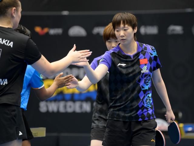 (260812) -- MALMO, Aug. 12, 2026 (Xinhua) -- Wang Manyu/Kuai Man greet their opponents after the women's doubles round of 16 match between China's Wang Manyu/Kuai Man and Tatiana Kukulkova (Slovakia)/Syndrela Das (India) at the WTT Europe Smash Sweden 2026 in Malmo, Sweden, Aug. 12, 2026. (Xinhua/Weng Xinyang)