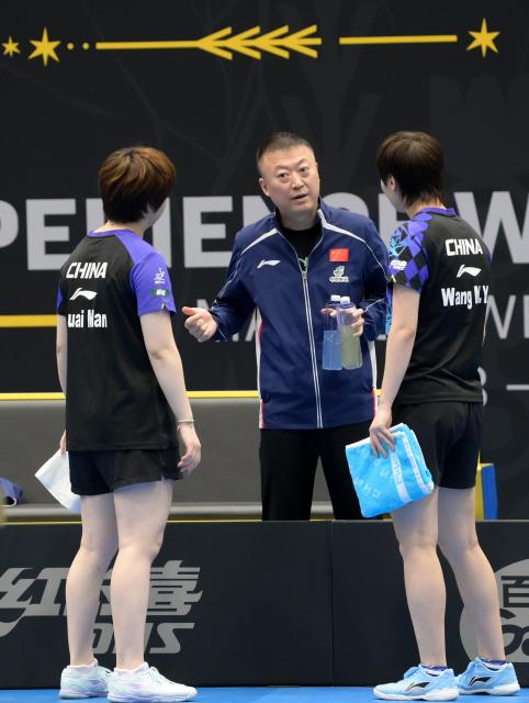 (260812) -- MALMO, Aug. 12, 2026 (Xinhua) -- Wang Manyu (R)/Kuai Man (L) listen to their coach Ma Lin during the women's doubles round of 16 match between China's Wang Manyu/Kuai Man and Tatiana Kukulkova (Slovakia)/Syndrela Das (India) at the WTT Europe Smash Sweden 2026 in Malmo, Sweden, Aug. 12, 2026. (Xinhua/Weng Xinyang)