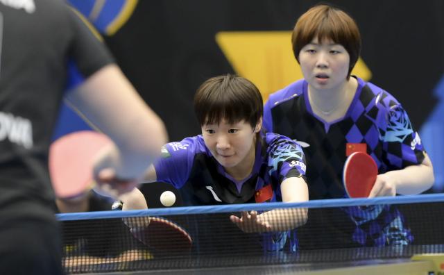(260812) -- MALMO, Aug. 12, 2026 (Xinhua) -- Wang Manyu (C)/Kuai Man compete during the women's doubles round of 16 match between China's Wang Manyu/Kuai Man and Tatiana Kukulkova (Slovakia)/Syndrela Das (India) at the WTT Europe Smash Sweden 2026 in Malmo, Sweden, Aug. 12, 2026. (Xinhua/Weng Xinyang)
