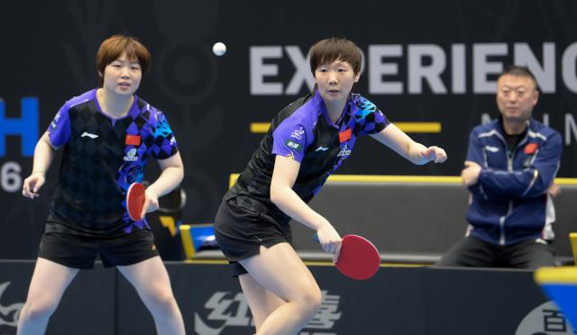 (260812) -- MALMO, Aug. 12, 2026 (Xinhua) -- Wang Manyu (C)/Kuai Man (L) compete during the women's doubles round of 16 match between China's Wang Manyu/Kuai Man and Tatiana Kukulkova (Slovakia)/Syndrela Das (India) at the WTT Europe Smash Sweden 2026 in Malmo, Sweden, Aug. 12, 2026. (Xinhua/Weng Xinyang)