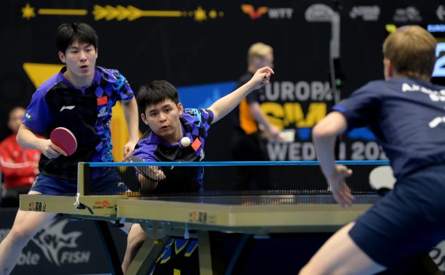 (260812) -- MALMO, Aug. 12, 2026 (Xinhua) -- Lin Shidong (C)/Wen Ruibo (L) compete during the men's doubles round of 16 match between China's Lin Shidong/Wen Ruibo and Sweden's Kristian Karlsson/Anton Kallberg at the WTT Europe Smash Sweden 2026 in Malmo, Sweden, Aug. 12, 2026. (Xinhua/Weng Xinyang)