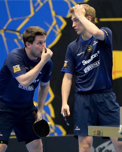 (260812) -- MALMO, Aug. 12, 2026 (Xinhua) -- Kristian Karlsson (L)/Anton Kallberg communicate with each other during the men's doubles round of 16 match between China's Lin Shidong/Wen Ruibo and Sweden's Kristian Karlsson/Anton Kallberg at the WTT Europe Smash Sweden 2026 in Malmo, Sweden, Aug. 12, 2026. (Xinhua/Weng Xinyang)